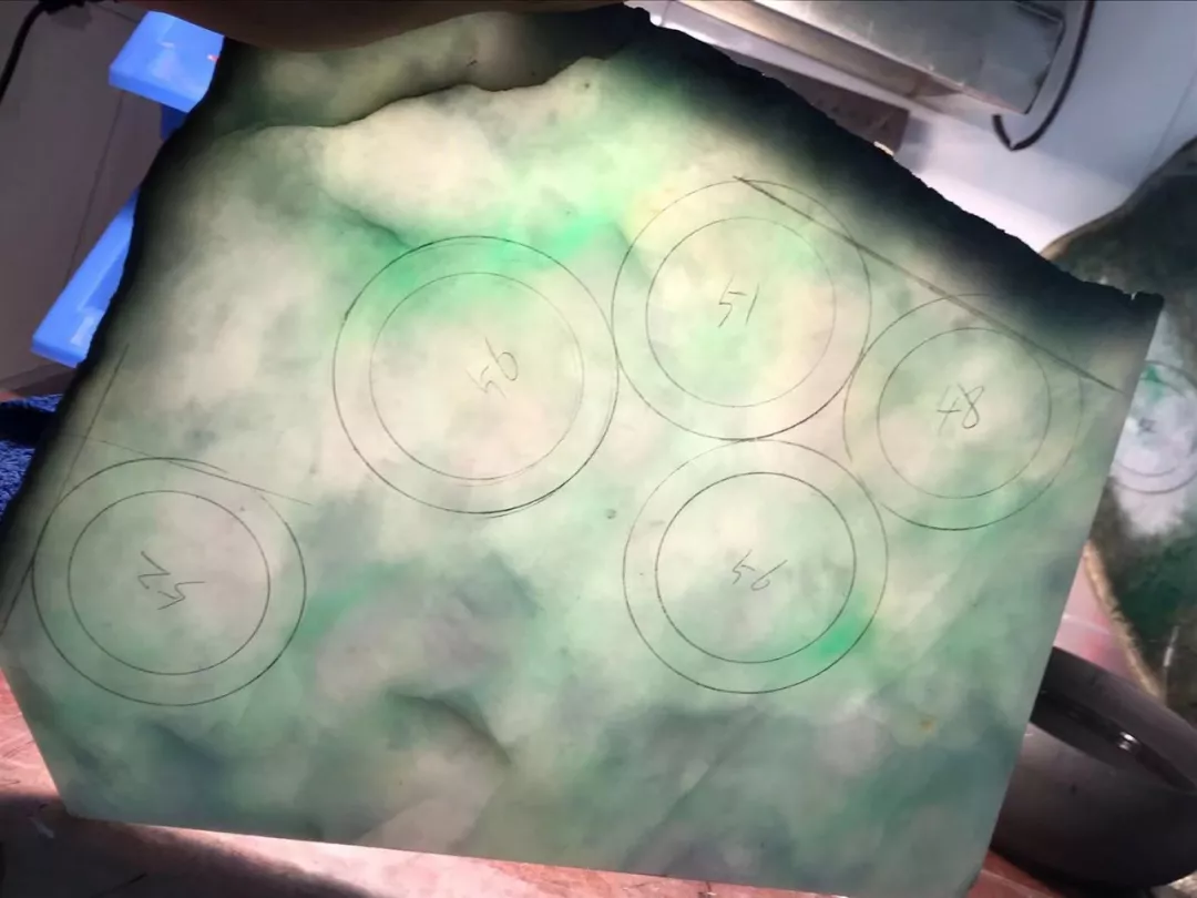 翡翠■商家亮出“镇店之宝”切开后成为笑柄？32支飘花手镯翻盘了！