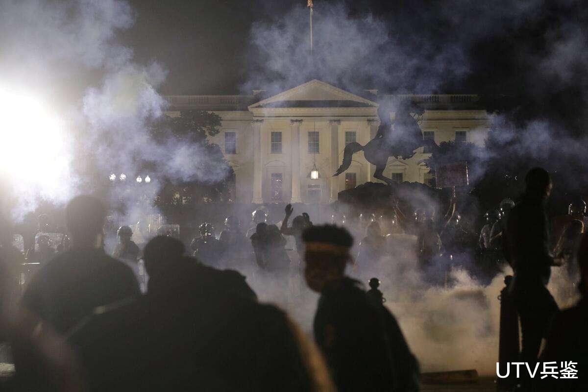 【赵立坚】美国示威者“逼宫”，成立“黑宫自治区”抗衡，记者被紧急疏散