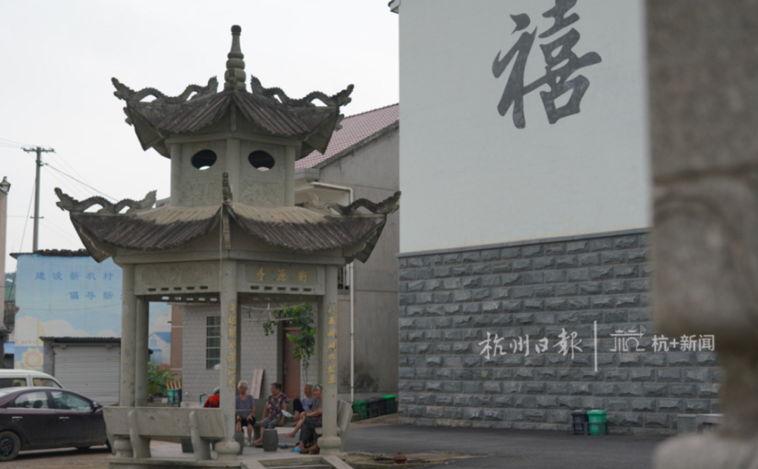 封面新闻|许某某被抓前最后一次出现：经过吸粪车时，他停了一秒