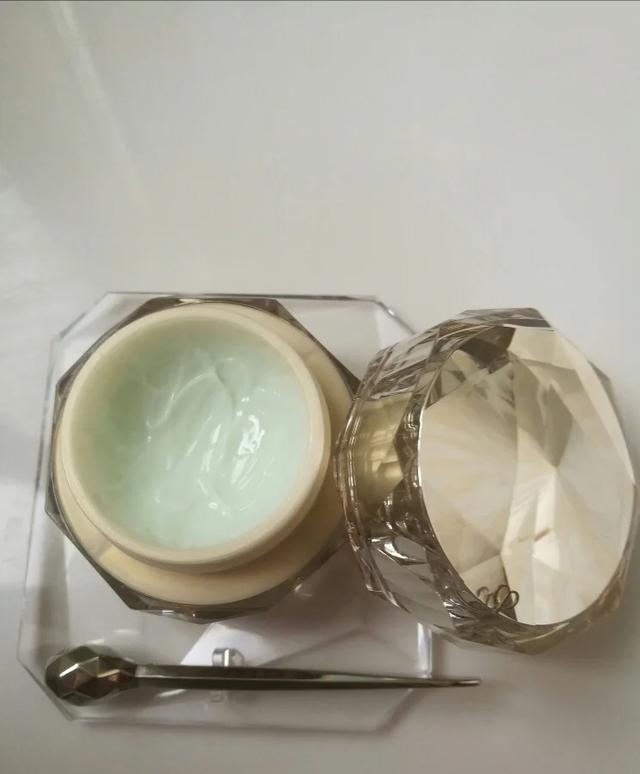 『眼霜』用过都说好的大牌眼霜：小棕瓶抗蓝光，牛油果保湿，莱伯妮抗皱