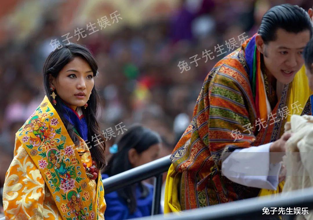 30歲不丹王後性子太直，介意國王拉住自己衣袖，歪過身子拉開距離-圖5