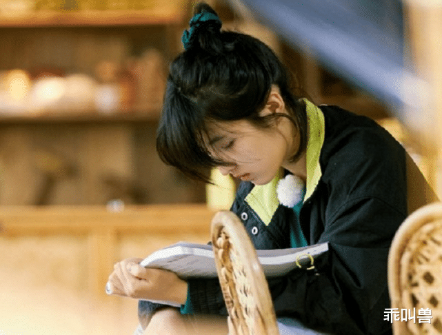 向4▲《向4》开播！张子枫手捧习题集为高考加油，工作学习两不误