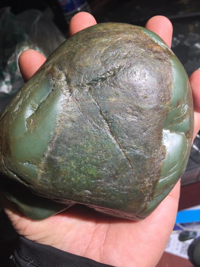 和田玉籽料▲一块奇怪的和田玉籽料原石