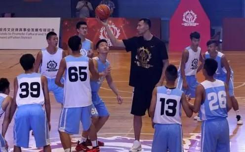 易建联：易建联天价训练营，被网友吐槽“穷人家孩子不配玩篮球”