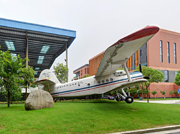 [中国民航飞行学院]中国最大的大学：总面积一万七千亩，学校拥有五个机场