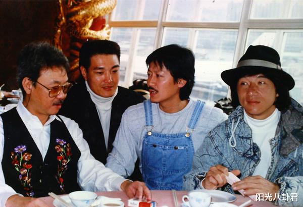 「陈勋奇」68岁陈勋奇与成龙再度合作，晒拍摄现场照片，近照老到认不出