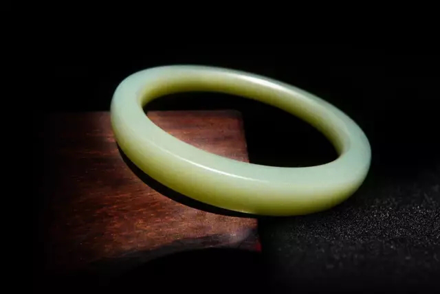 玉雕@月下美人，灯下玉，玩玉别被灯光迷了眼