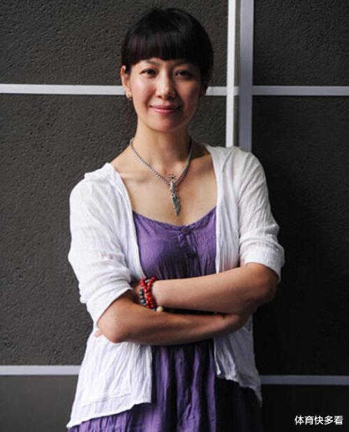 胡军|52岁胡军与妻子生活照曝光，两人是初恋，女儿已长成大美人