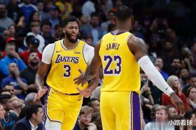 湖人队|2员大将伤退！湖人险遭21分逆转，詹眉合砍62+21+13扳平大比分