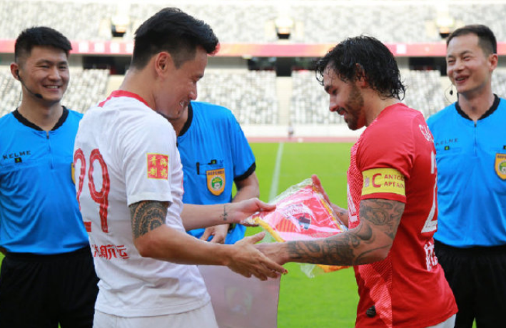 『里卡多·高拉特』热身赛恒大3比3深圳，高拉特当队长，归化球星梅开二度，00后抢镜