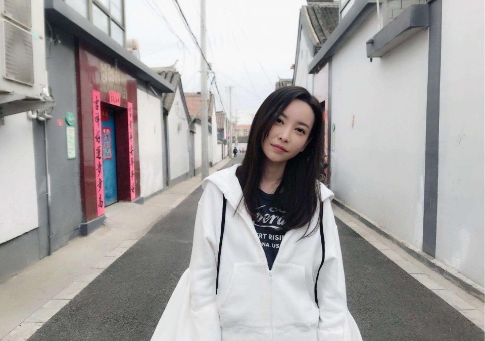 于文文|凭一首歌一炮而红,却放弃音乐坚持拍烂片,今31岁沦为18线
