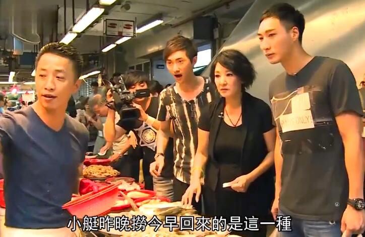 徐少强|徐少强儿子与妈妈逛菜市场 55岁“李莫愁”比65岁姐姐米雪还显老态