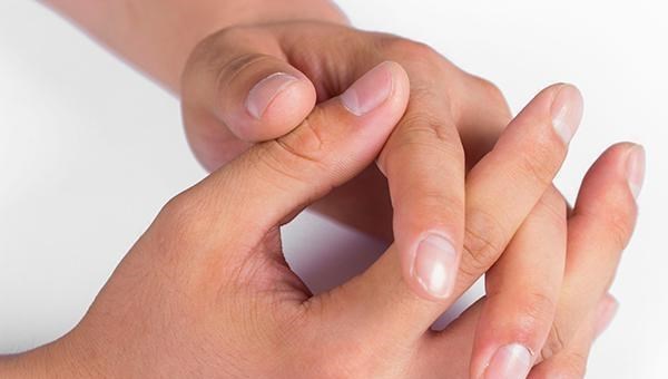 癌细胞|癌症有征兆,假如一个人得了癌,手脚是会给出提醒的,并不难发现