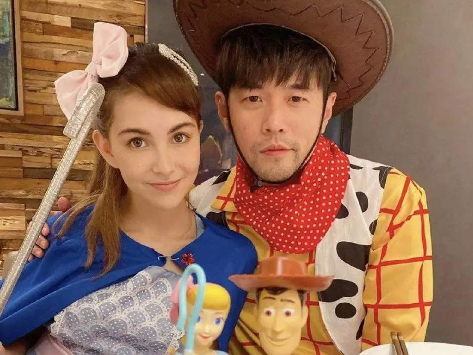 奶果的妈咪 昆凌翘臀平腹全靠后期P图，腹肌消失变成小肉肚，真怀上三胎了？