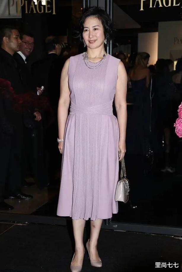 「刘嘉玲」何超琼为了赢刘嘉玲太拼！拉链只拉一半秀曲线，肉感身材太抢镜