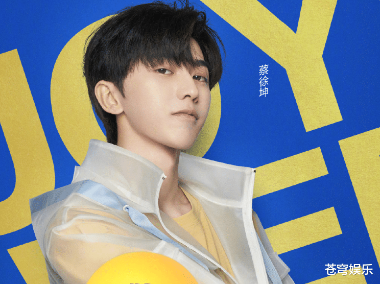 郭麒麟▲跑男晒全员海报宣布定档，郭麒麟站边边，蔡徐坤位置引人瞩目！