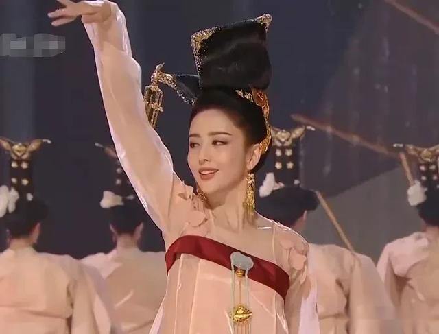 佟丽娅|佟丽娅618舞台表演翻车，穿着像麻袋还疑似抄袭，这锅应该谁背