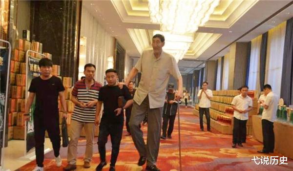 「鲍喜顺」中国“第一巨人”不听医生劝阻，生下一子，孩子如今怎样了？