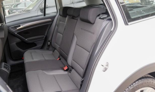 高尔夫：起步就配1.8T自动，纯进口高尔夫“清仓价”了，油耗6.8L颜值还高