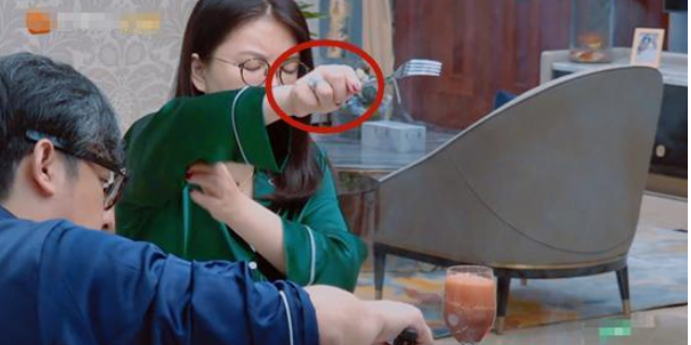 王岳伦|李湘两人吃四盘肉，冰箱门不关戴钻戒睡觉，网友讨厌的不只是炫富