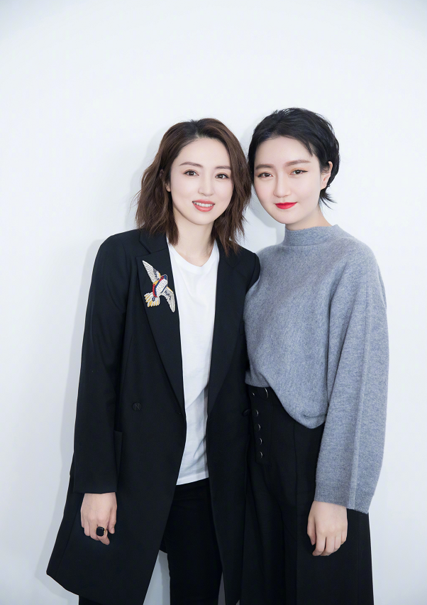 你感兴趣的事 董璇佟丽娅晒亲密合照,两人穿着突显少女感十足