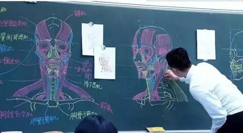 韩剧|一位50岁左右的高中老师，办公室里不备课，而是看韩剧，作何感想