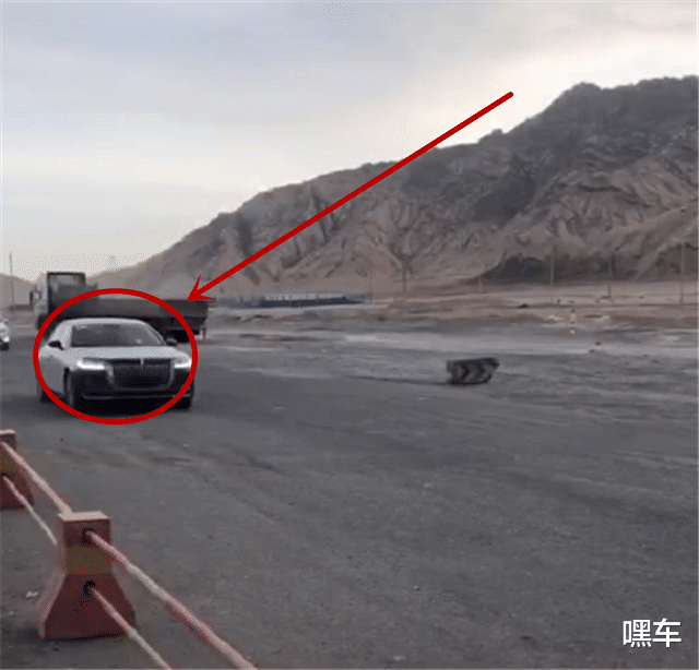 [广汽集团]红旗H9现川藏线上，车身膜未撕，车尾还没挂牌，但气场依旧十足