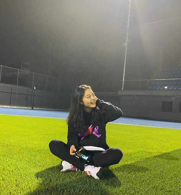 赵今麦|赵今麦坐在操场上拍照，谁注意她脚上的鞋子，是对草地最大的尊重