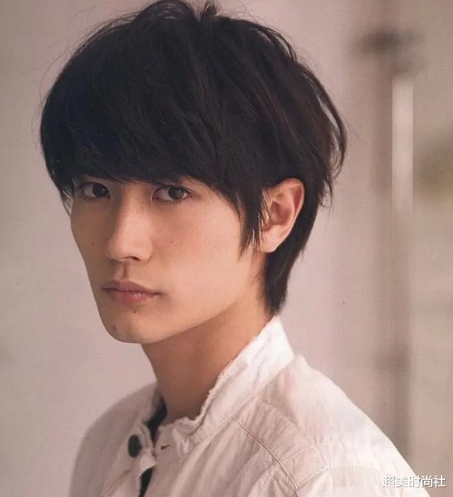 三浦春马|三浦春马因初恋脸走红,穿西装帅演变装皇后惊艳,去世引网友怀念