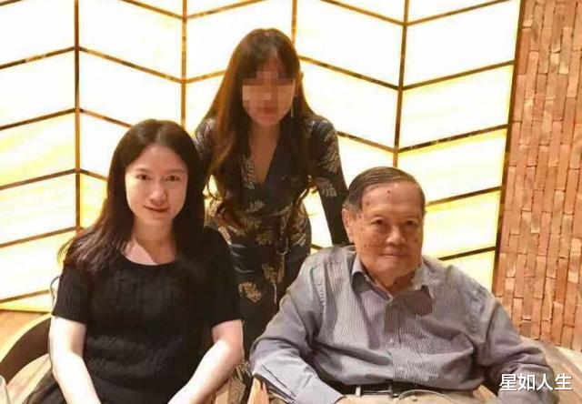 翁帆|杨振宁夫妇疫情后首亮相,翁帆发福严重显憔悴,老公依旧精神抖擞