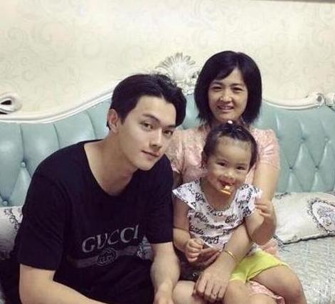 【】晒晒吴谨言现实中的家，家里弄个铁网当装饰品，这设计还是头次见