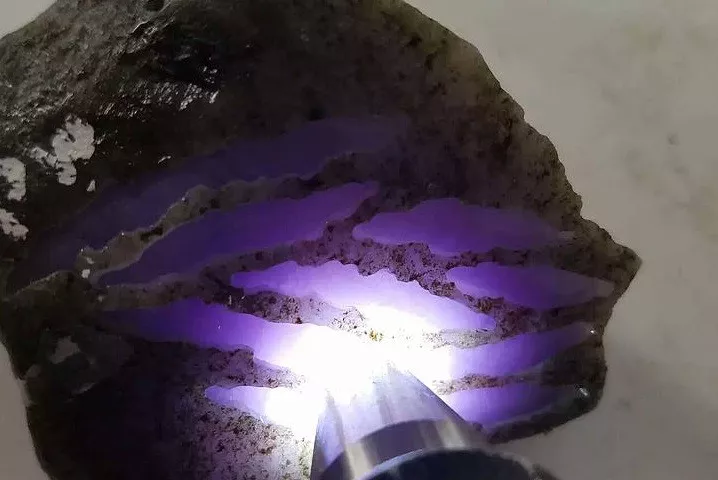 翡翠@花2000块钱买了块赌石，为什么越是不懂越敢赌？