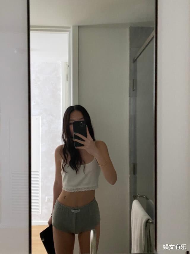 「李咏」李咏18岁女儿晒通知书,考入名校成章泽天师妹,看清学费网友懵了