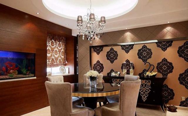 海陆晒出自己家的豪宅，客厅配个宫廷式沙发，大床却是普通木板床