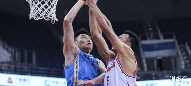 赵睿|赵睿一肘干翻书豪，裁判吹违体，杨毅质问：你可以肘我，我不能碰你？