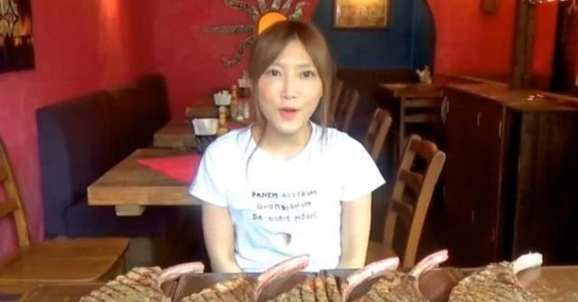 #牛排#大胃王吃50斤“战斧牛排”，切开肉一看不对劲，网友：赶快扔掉！