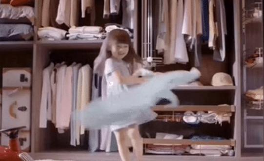 |朱茵晒出在香港的豪宅：整个卧室都用枫叶装饰，黄贯中太懂浪漫了