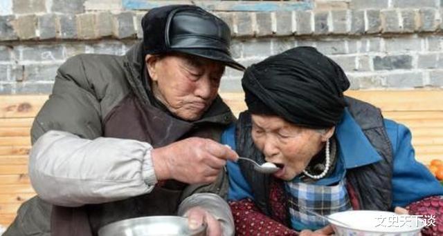 文史天下谈|老人82岁第三次结婚，领证后才发现，新娘是60年前失散的结发妻子