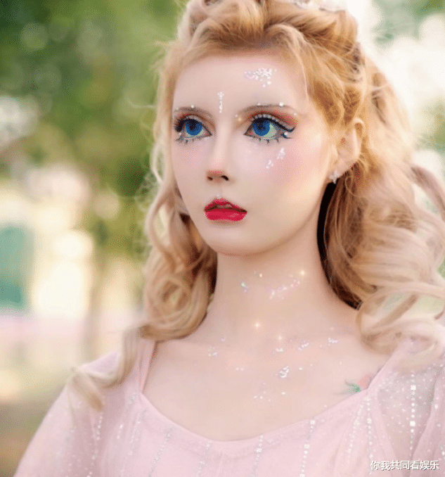 『芭比』迪丽拉终于舍弃“芭比裙”，当她“学生装”曝光后，美到让人窒息