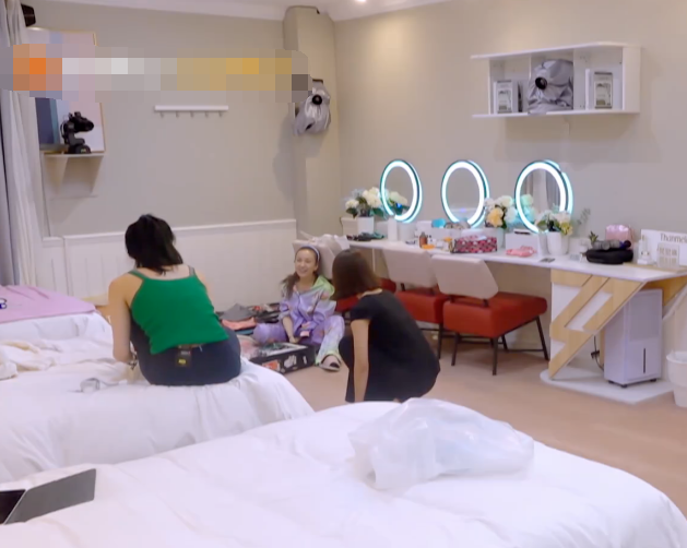 「吴昕」吴昕组睡前聊天，看了蓝盈莹的素颜，再看到她的，确定是37岁？