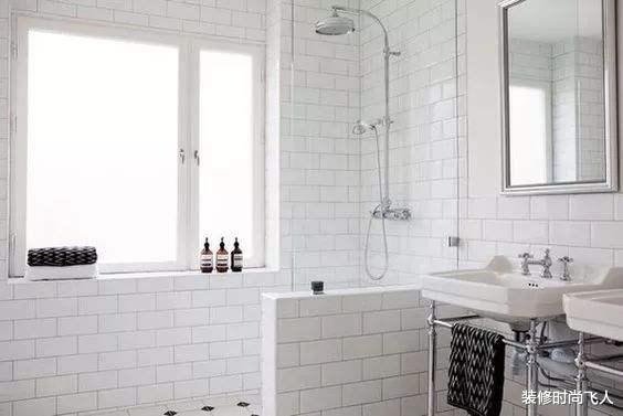 「装修方法」小卫生间不要装玻璃淋浴房了，头次见这种设计，省钱耐用又不占地