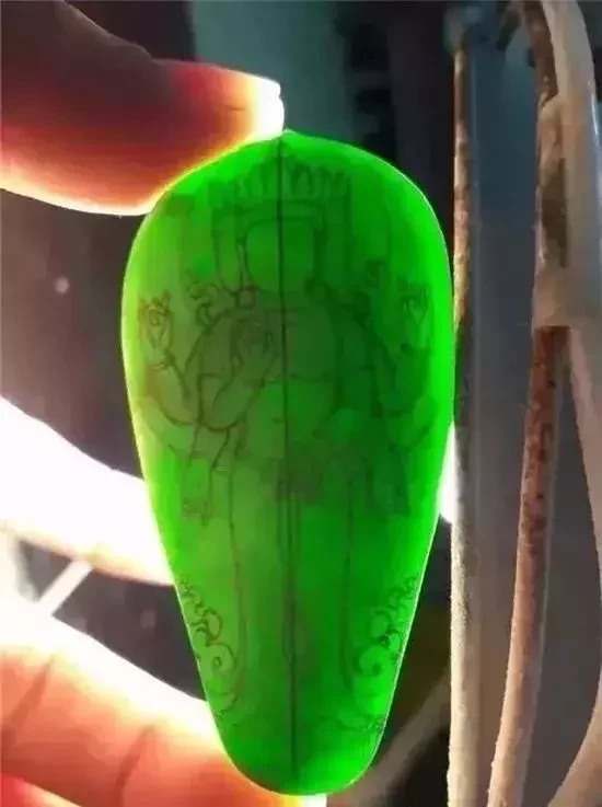 『翡翠』狗屎地里出高绿，剥丝抽茧取出的牌子料，不亏反而大涨特涨！