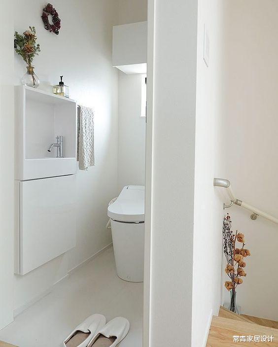 ##好好的洗手池塞到墙里，发到群里让大家评理，大家却说师傅做得好