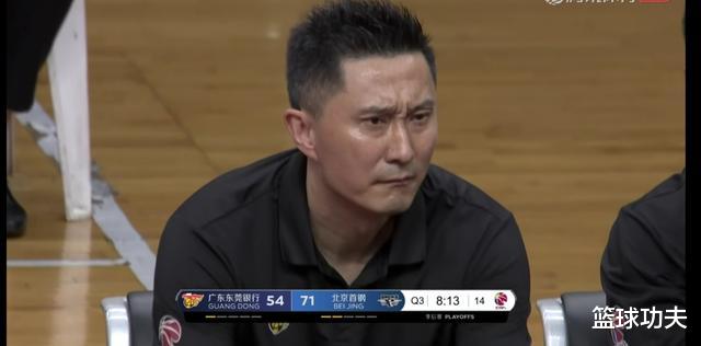 易建联|5分钟5犯规，真的是废物啊！把场边的易建联看呆，而杜峰直接就傻眼了！