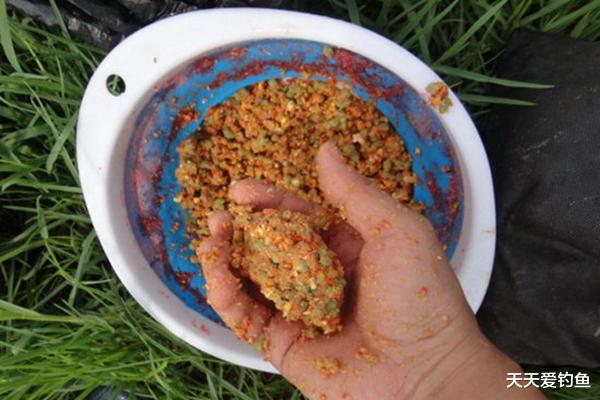 【鲫鱼】夏季野钓小鱼闹窝怎么办?用这套“组合拳”,绝杀小鱼闹窝!