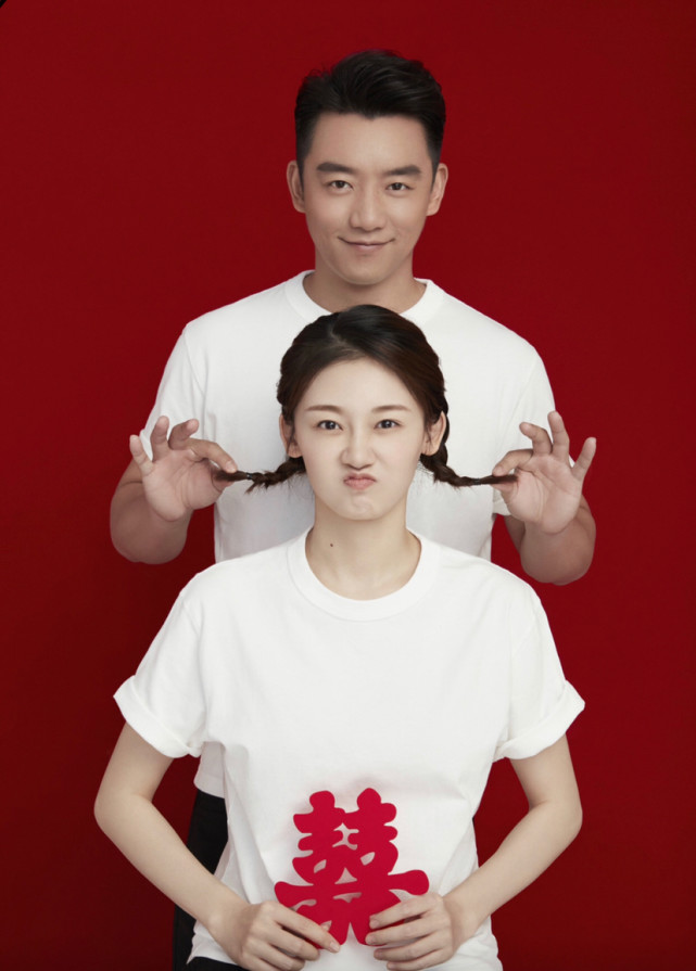 郑恺|郑恺减肥成功了？新封面帅回小猎豹侧脸绝了，粉丝：期待和苗苗的婚礼了