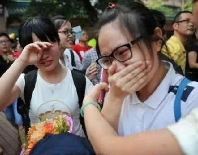 女孩|高考撕毁别人试卷的女生,成绩出来了,网友:另外两个人成绩如何
