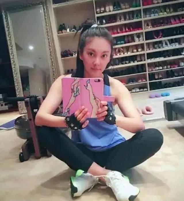 |带你看看张雨绮的家，客厅背景墙做成鞋柜，鞋子从地上排到天花板