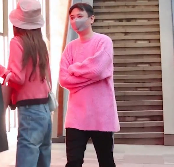 王思聪|王思聪带四位美女炸街，身穿近万元女款粉毛衣，身旁美女颜值高