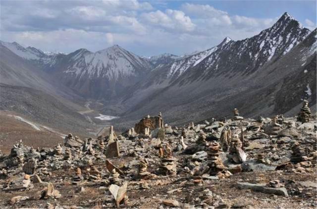 喜马拉雅山:喜马拉雅山“出事”了?冰雪消融后,湖里呈现的景象让人瞠目